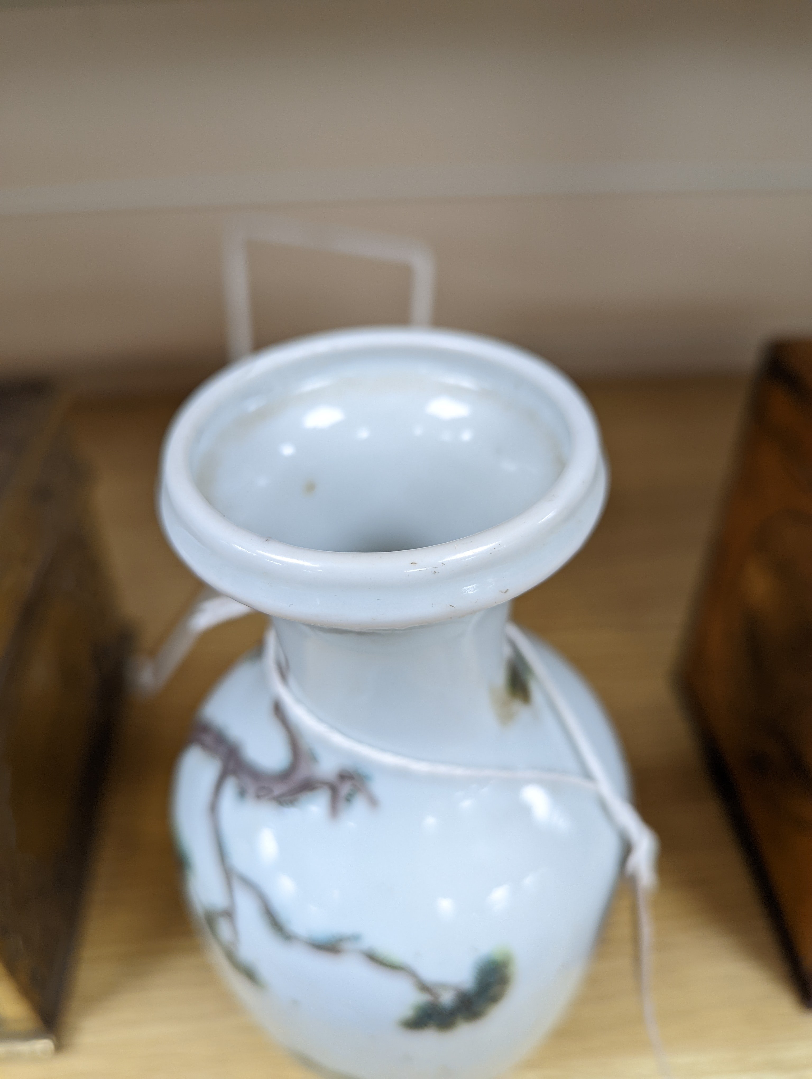 A Chinese famille rose vase, late Qing/ Republic, 20cm